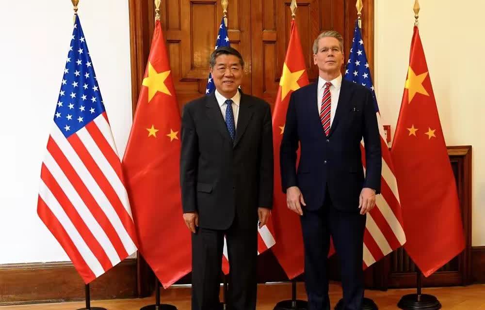 图片能说话，研究肢体和情绪语言的，下面的这三张照片就是很好的素材。