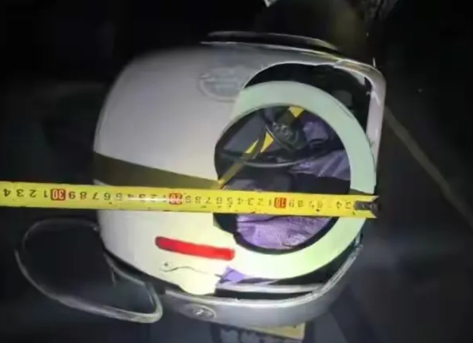 浙江绍兴，凌晨3点，一小区11楼突然天降榴莲壳，砸中电瓶车后备箱，随后整盒车厘子