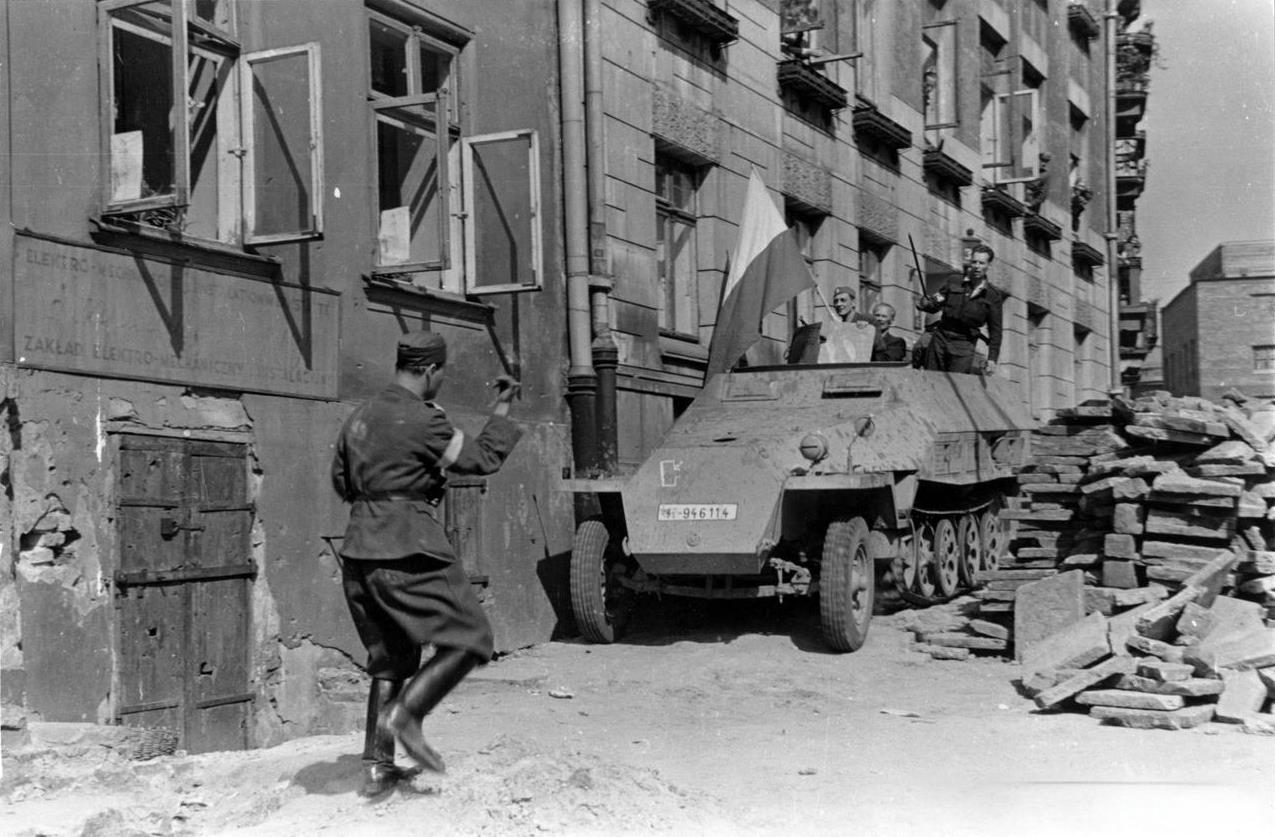 1944年8月，波兰，华沙，尼古拉·哥白尼大街。起义军驾驶一辆缴获自德军的Sd.