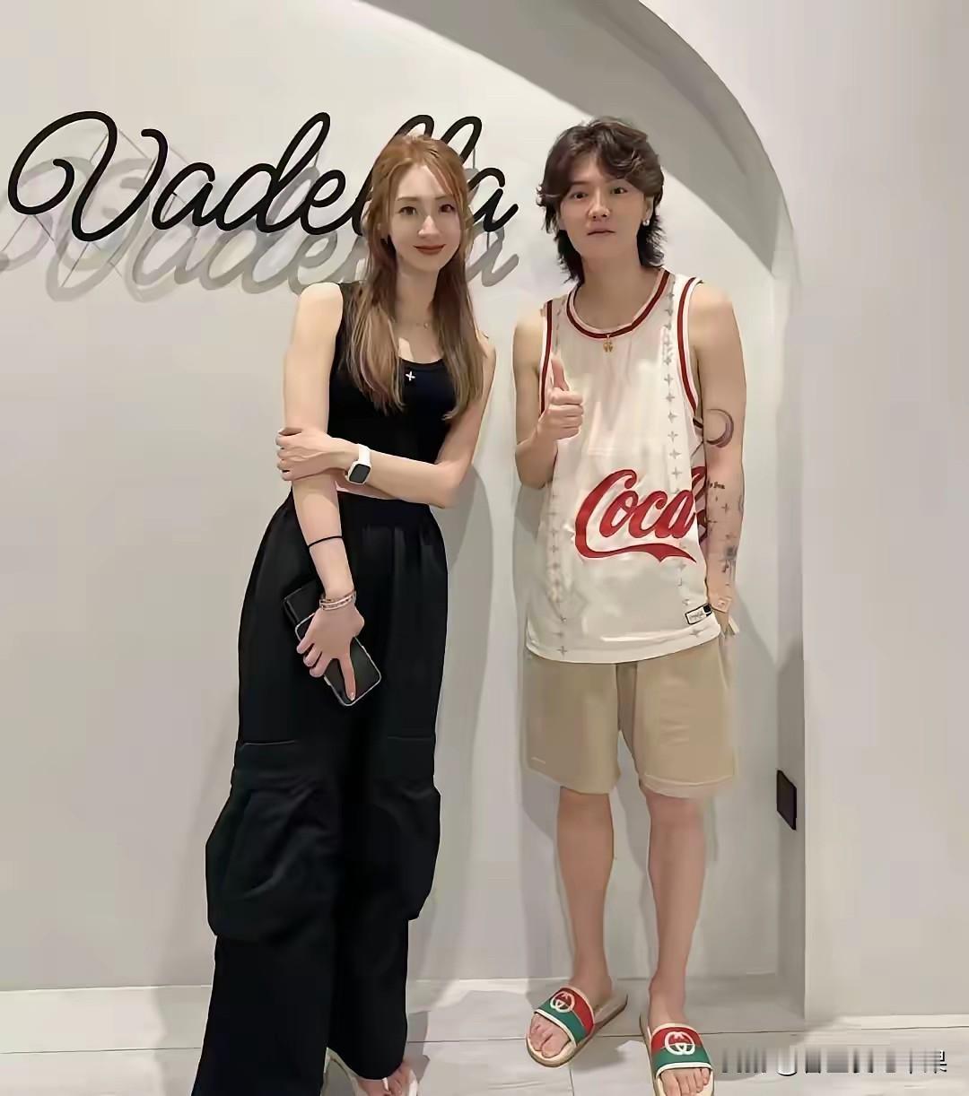 鹿晗旁边这个美女看着好眼熟，就是叫不出名字来。