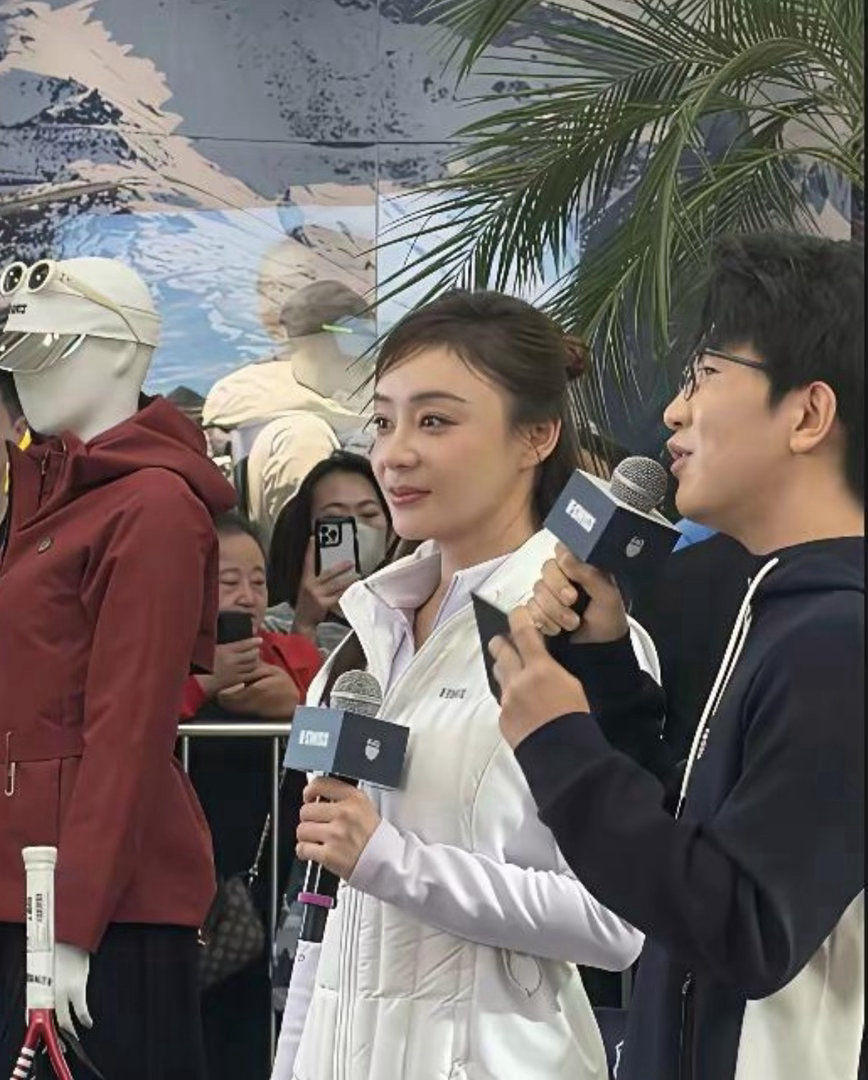 袁姗姗好丰满啊，大腿真美​​​