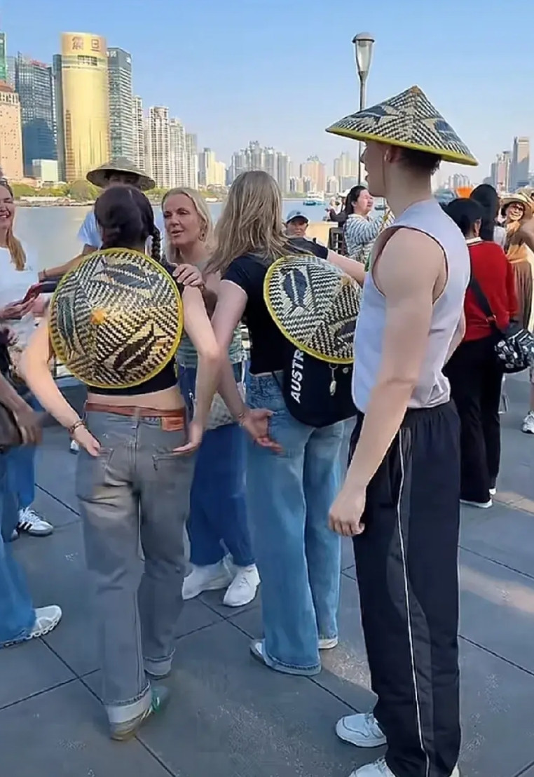 上海街头被“好莱坞”严重误导的外国人！英语、德语、法语韩语、日语、泰语