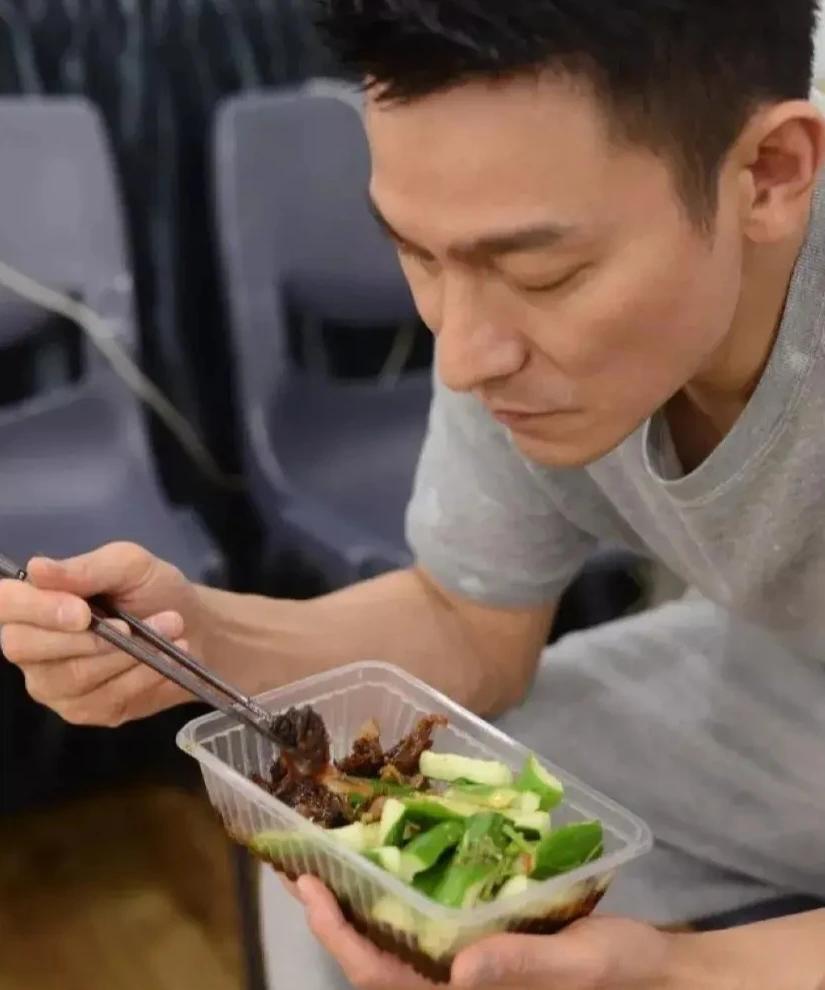 60多岁的刘德华为啥依然是不老男神，看看他的饮食就知道了。对自己有多狠，就能有多