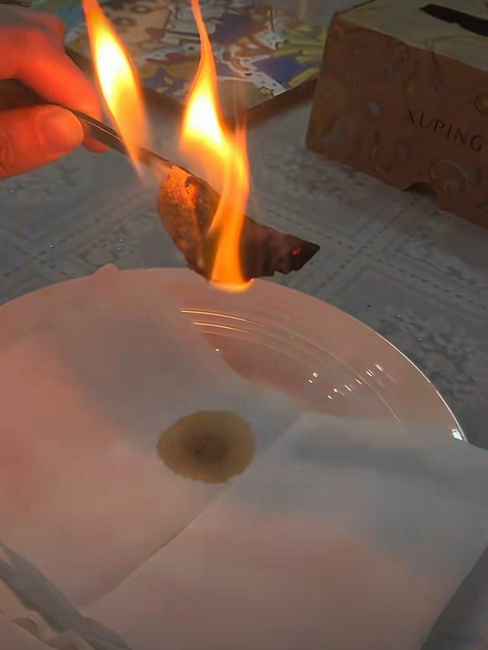 爱吃薯片的人天塌了差不多一片薯片烧出来20滴油。怪不得我吃完薯片都会胖一圈！