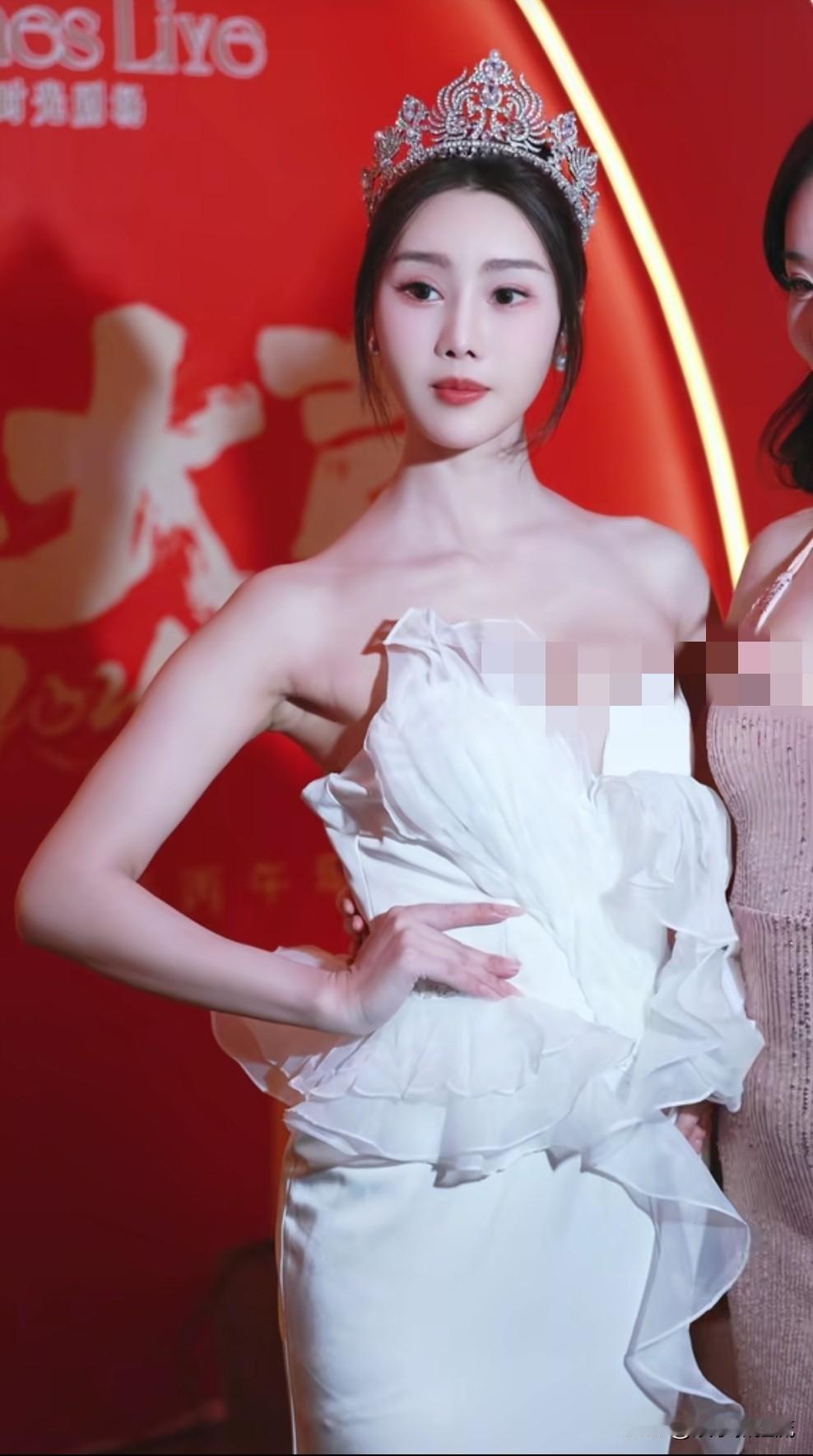 亚洲旅游小姐曾经王者杨静，身高176厘米，来自四川，曾是2014年的亚军，虽然1