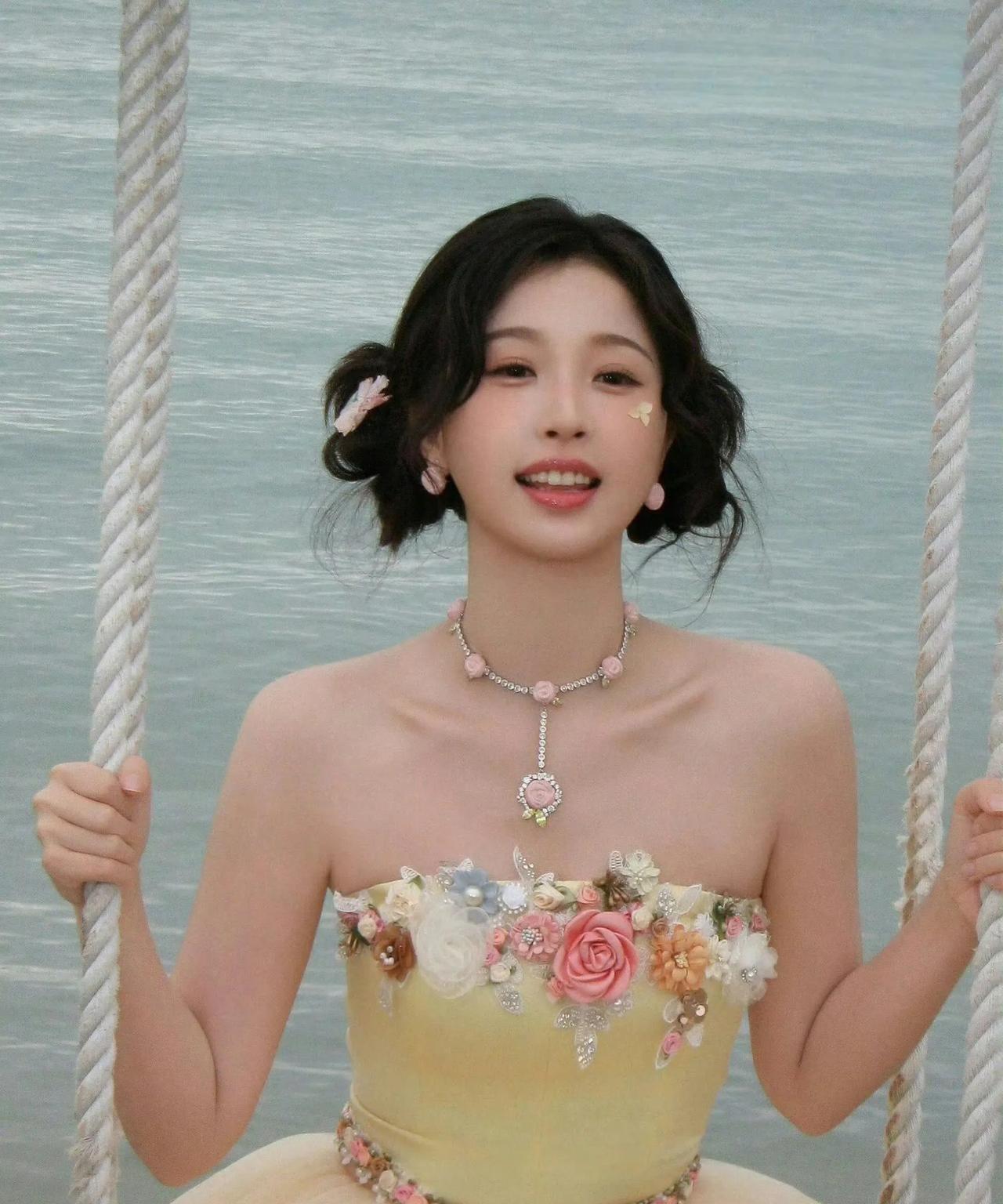 虞书欣穿繁花黄裙，抹胸+蓬蓬纱甜到齁！海边比耶、泳池浅笑，皮肤嫩得掐出水，这性感