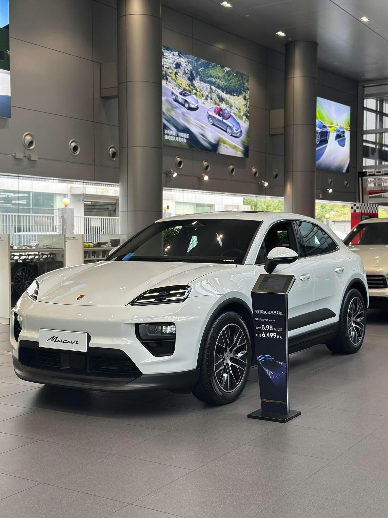 保时捷Macan长续航纯电版本，白色车身干净优雅，波尔多红内饰热情似火，这视觉冲