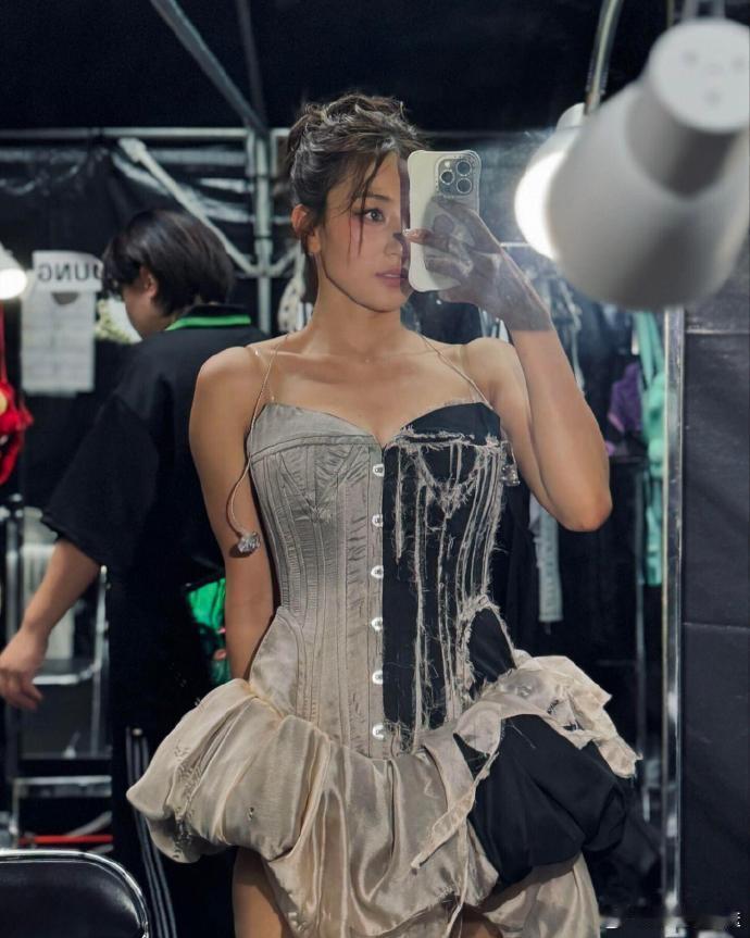 Jisoo陈都灵winter朴志效撞衫这条裙子到底有多受美女欢迎！Jisoo、