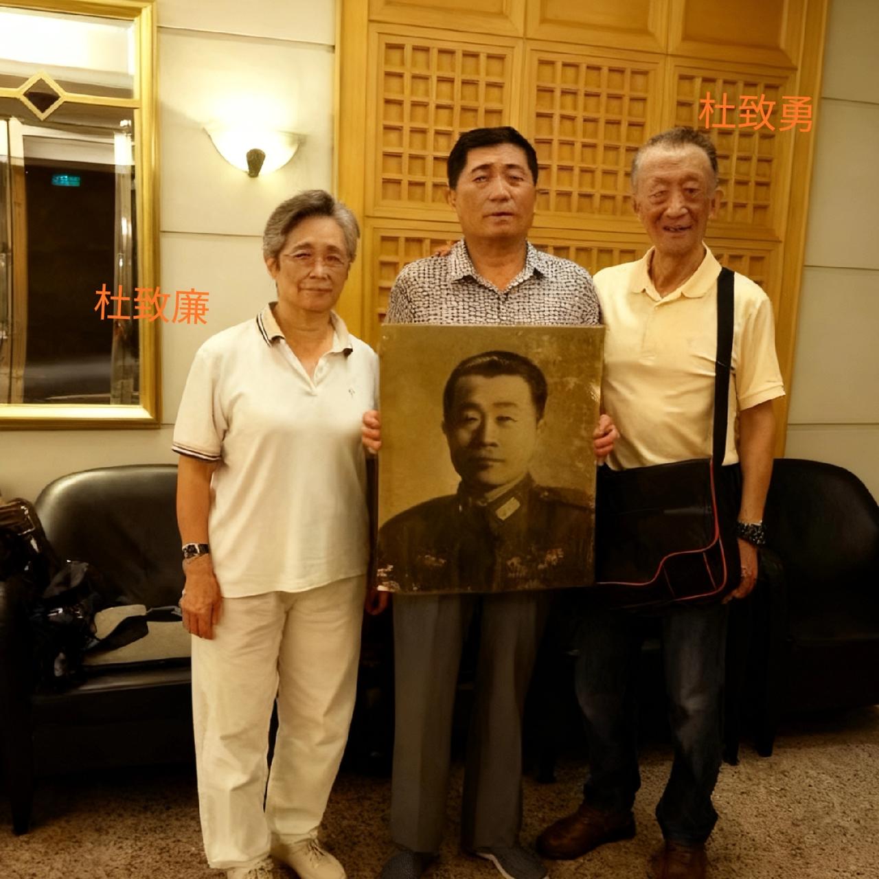 2016年，杜聿明女儿杜致廉、儿子杜致勇同父亲的照片，一张温馨的合影，他们眼神中