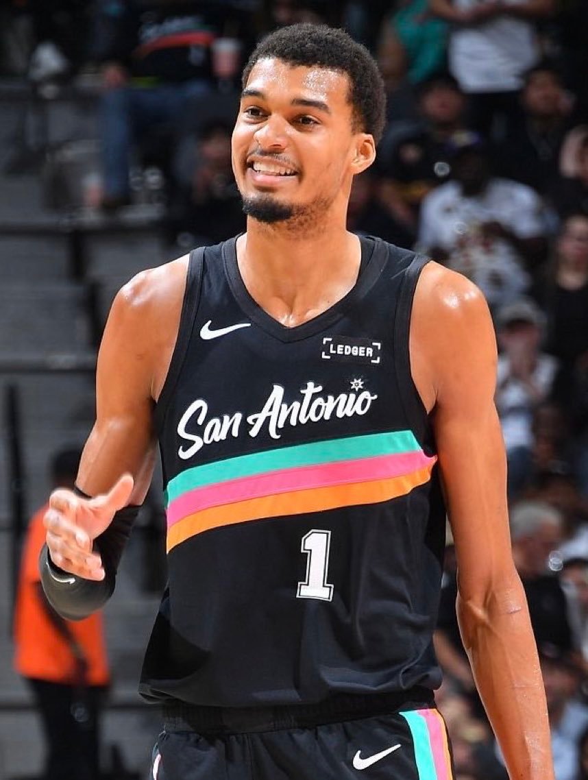 过去7场的文班，MVP级别！！！——场均只出战30.2分钟——轰下27.1分11