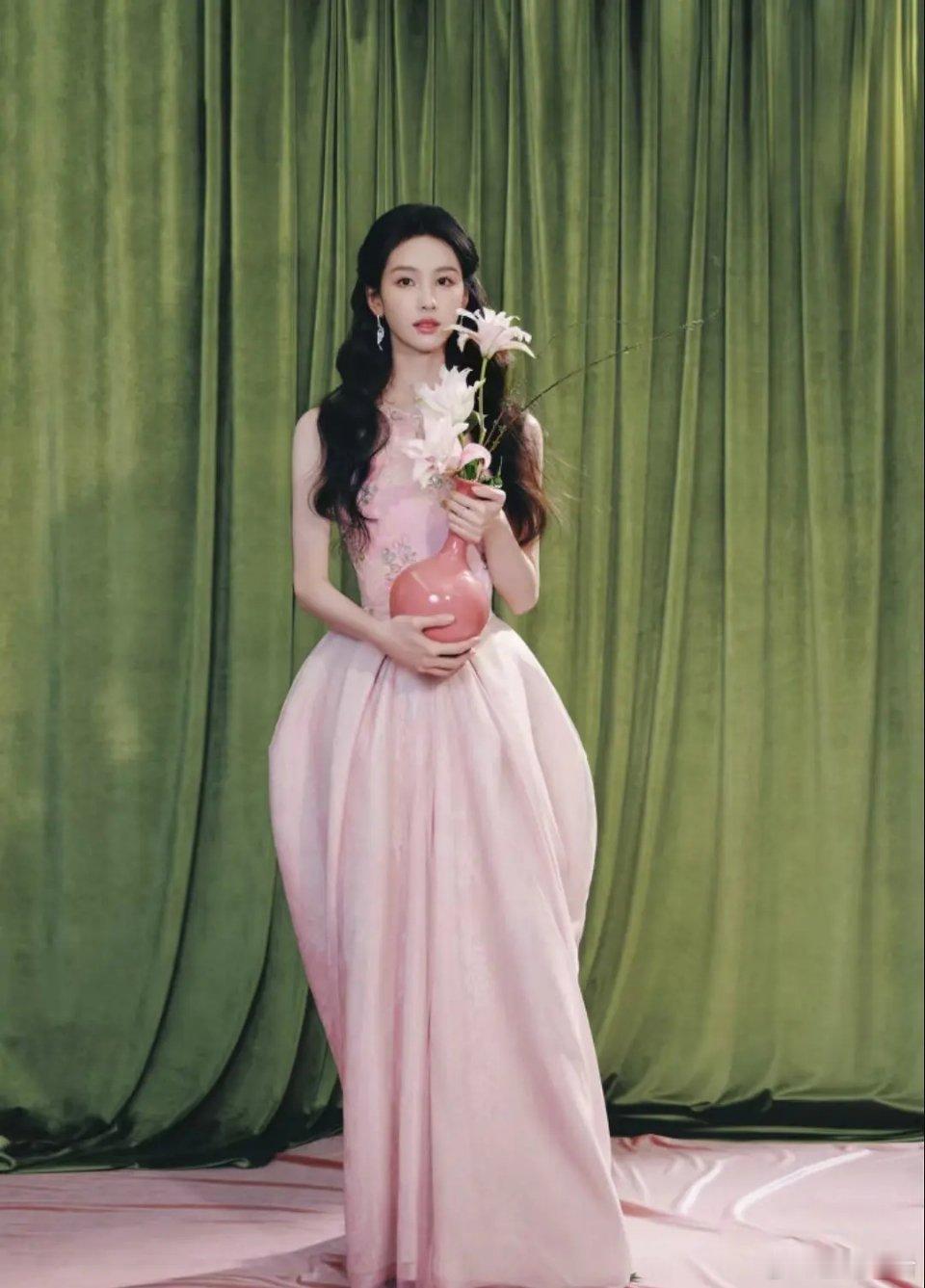 陈都灵田曦薇同款造型，你更喜欢谁啊？