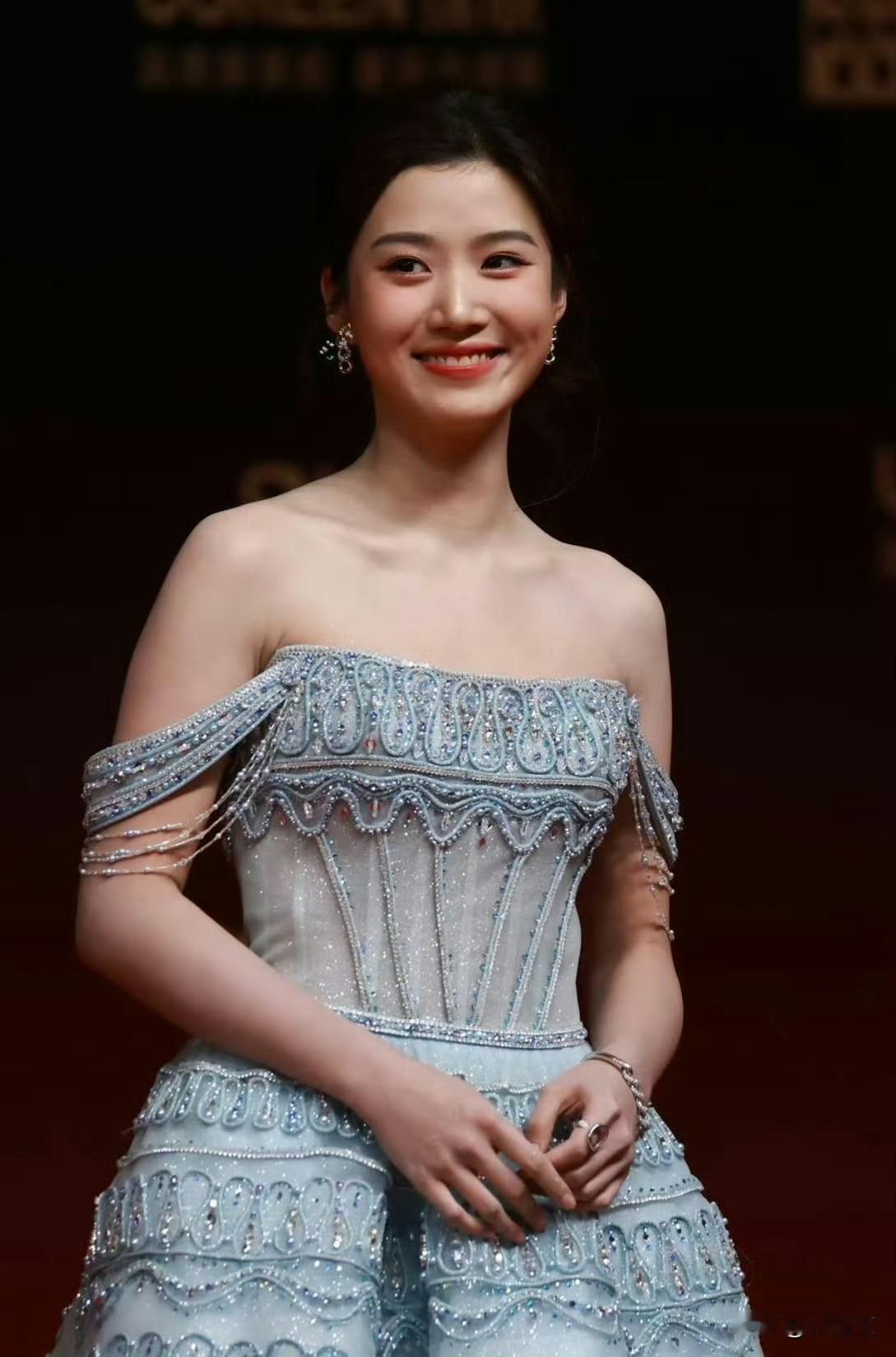 卢昱晓红毯造型翻车？临时改盘发遭疯骂，工作室审美该醒醒了！代言人影响力盛典