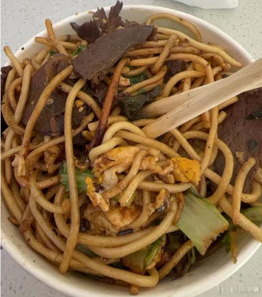 没有啥人的陌生店少去。今天过早算是碰到硬茬了。一碗牛肉鸡蛋炒面，二十几块，简直从