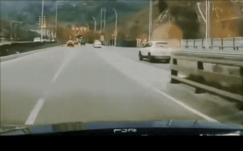 白车活该被撞，它以为马路是它家呢，横行霸道，随意变道再变道，让视频车无所适从，防