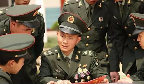 2007年，一位军人在部队接受领导检查工作时，领导突然发现这位士兵的额头上有一块