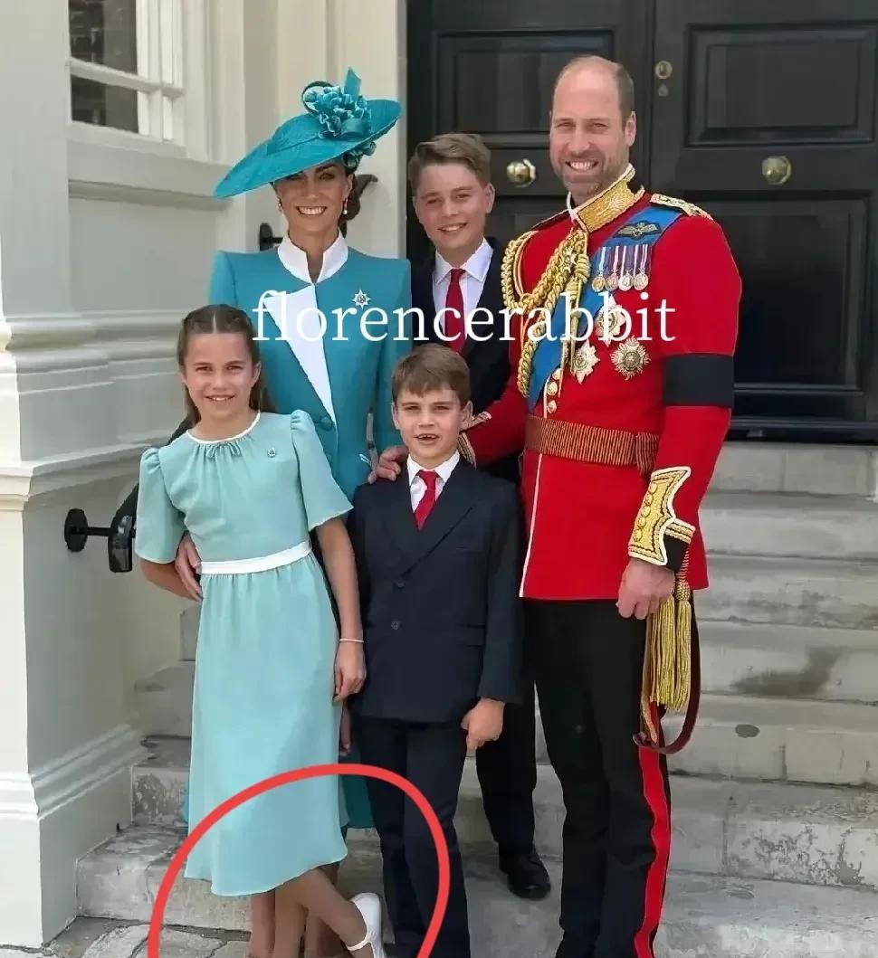 威尔士亲王一家最新全家福威廉王子和凯特王妃在今天参加完英国皇家军队阅兵