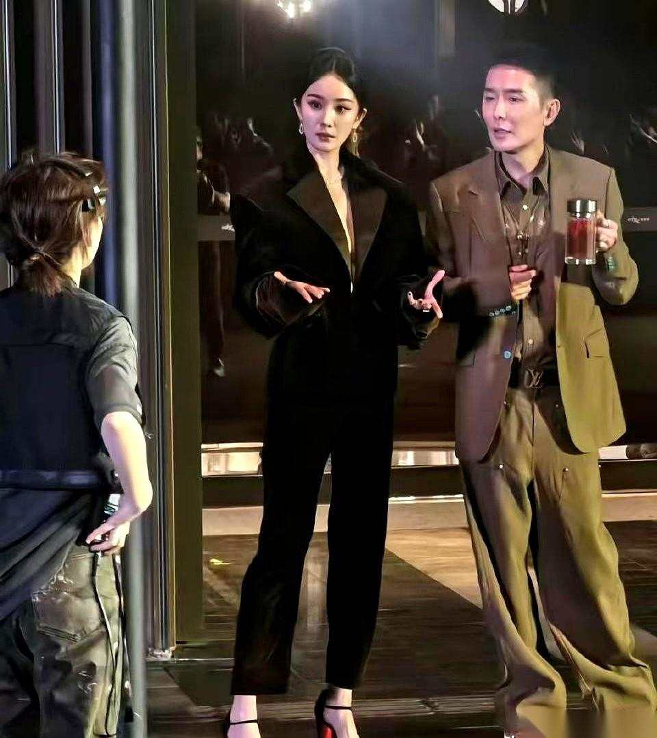 我这么说吧，跟杨幂合影，简直是公开处刑。尤其是男的。哪怕你比她高出整整10厘