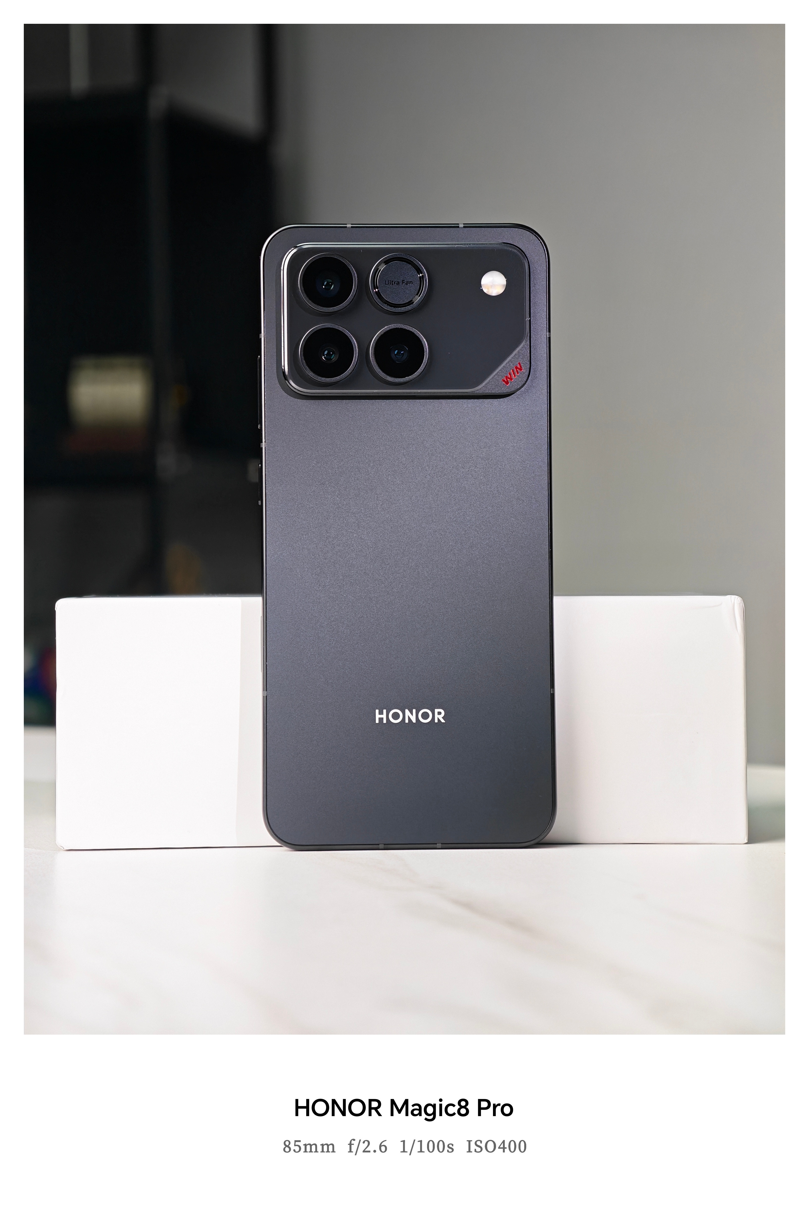 我和朋友上手荣耀WIN的第一反应，就是好奇怎么做到把和充电宝差不多容量的电池塞进