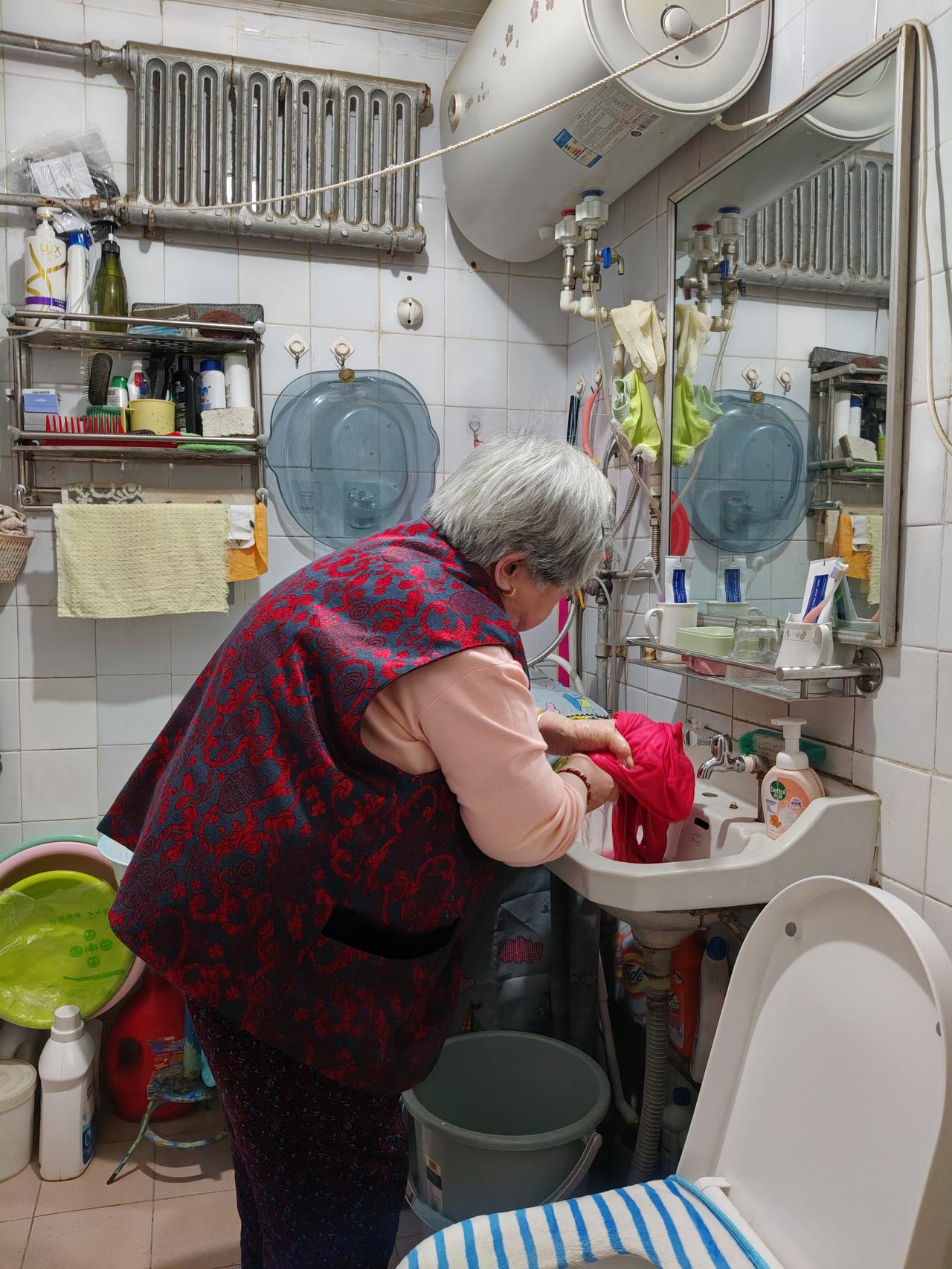 早上陪老妈从医院回来，给她洗完头，把秋衣泡上，打算吃完饭再洗。我进厨房忙活，把一