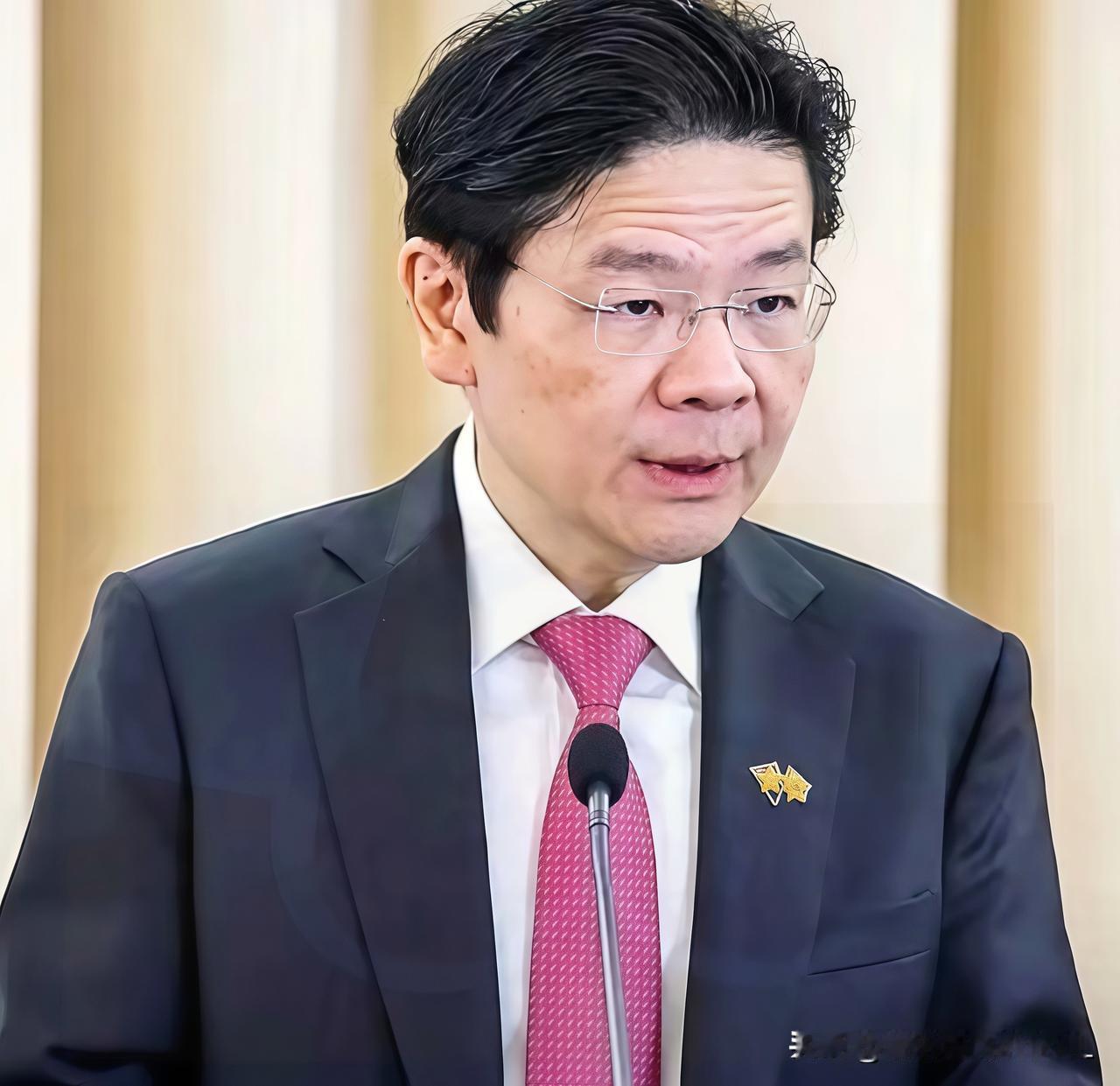 这招太狠了，直接往新加坡的大动脉上扎针。以前靠着马六甲这块金字招牌，那是躺