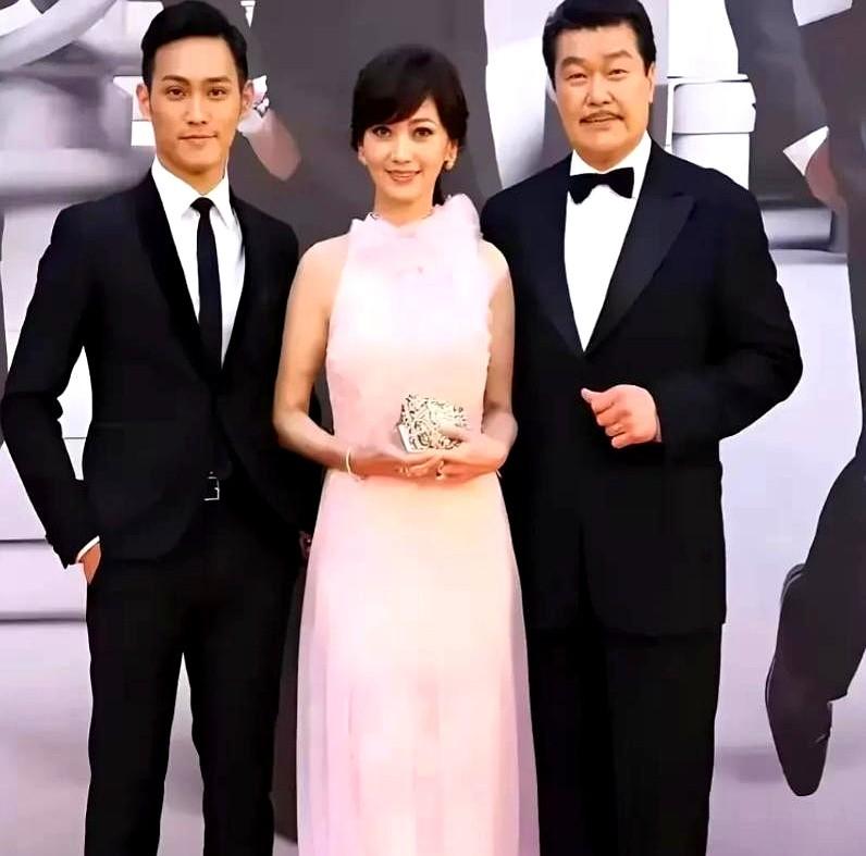 早就看赵雅芝不对劲了。果不其然，家里四个男人，没一个省心的，就她也女人在操心