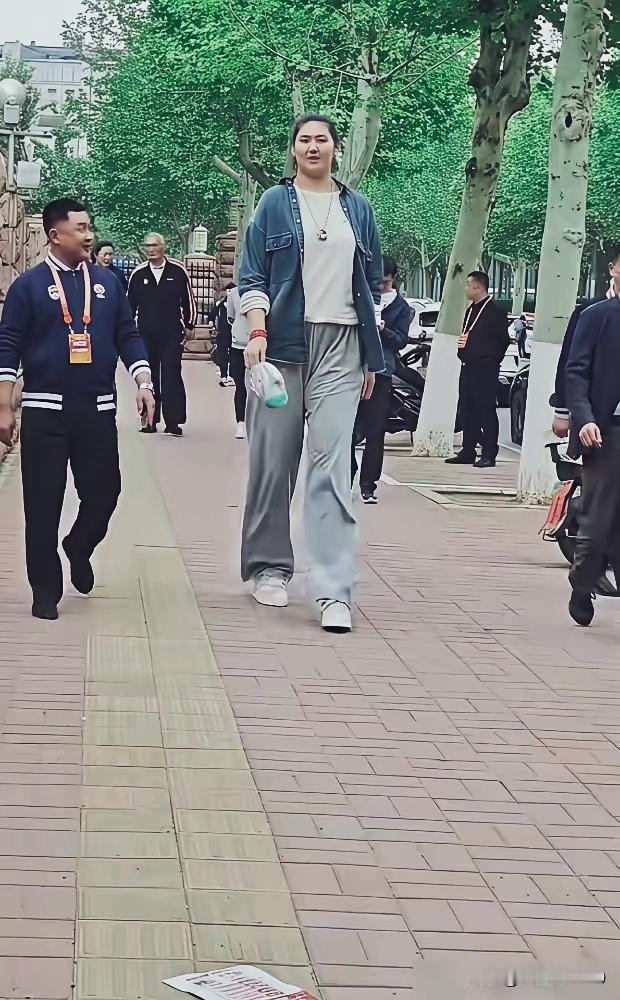 走在街上就是一道别样的风景线，立刻被震撼。19岁的女中锋张子宇2米27，比姚明还