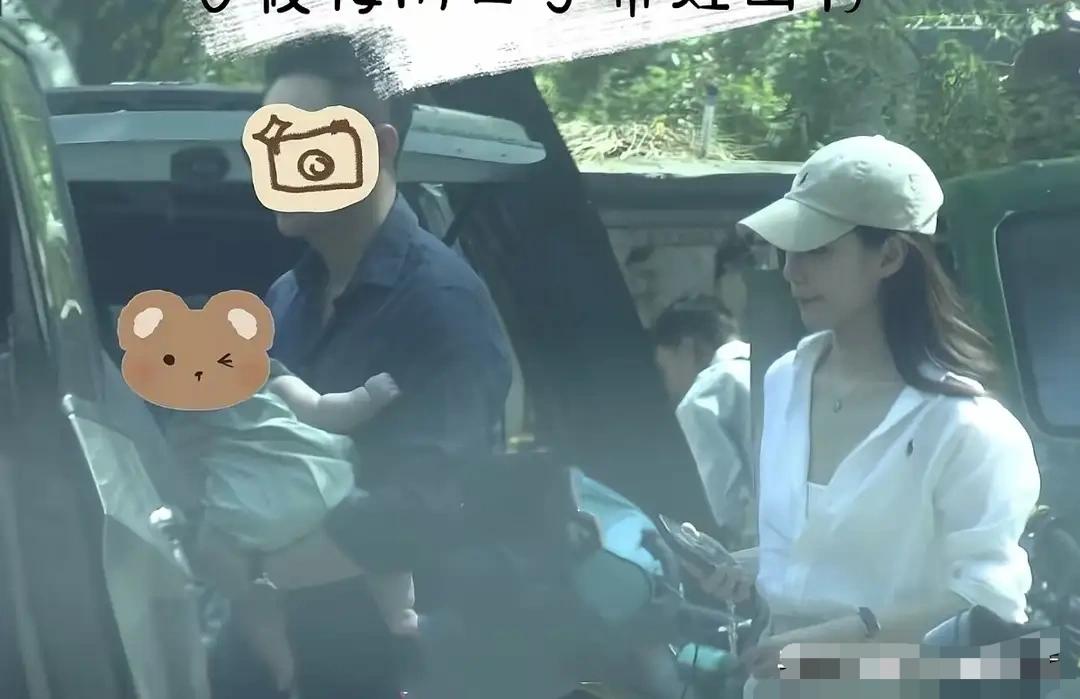 小汪宝又出门了。汪小菲和马筱梅带着儿子小汪宝出门被偶遇，虽然有保姆在但汪小菲依