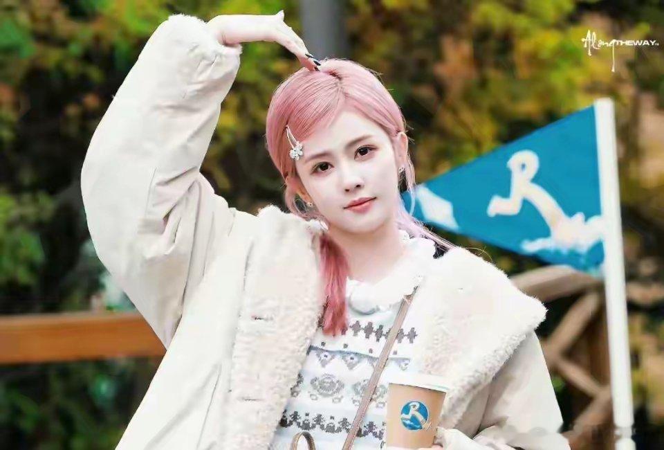 白鹿为《跑男》新疆特别季专门染新发色，直言下次再来还会换新造型，主打一个“每站限