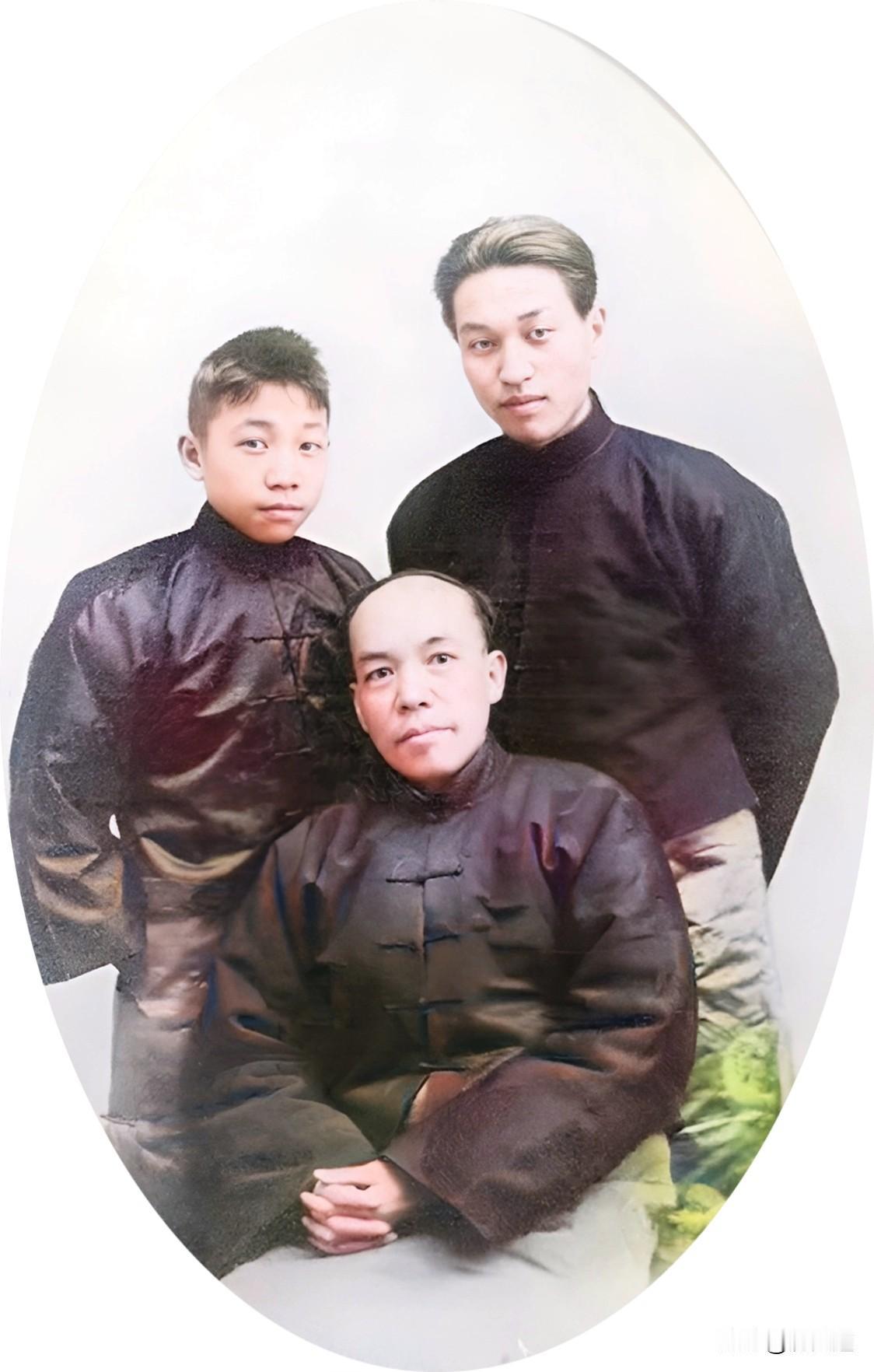 这是梁启超与次子梁思永（右）与梁思达（左）。梁启超性格幽默，常给子女起外号，家庭