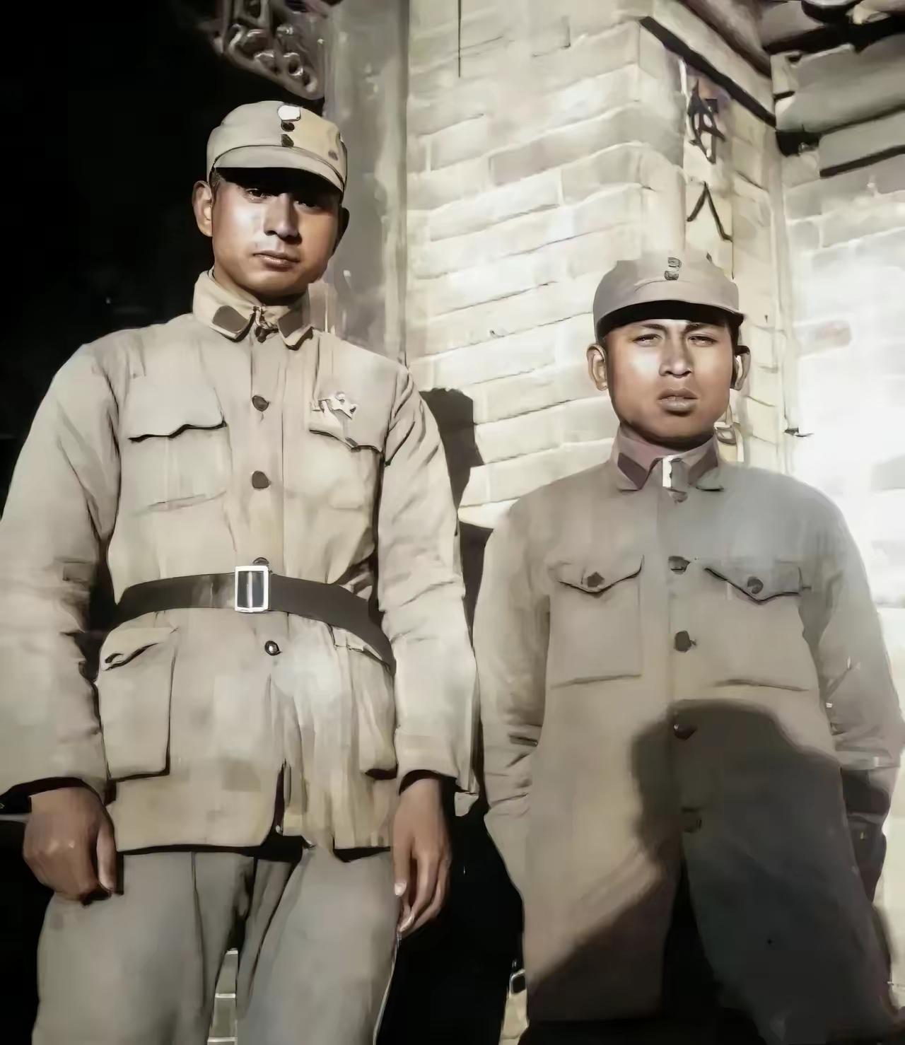 这是一张老照片，拍摄于1937年10月平型关战役之后，照片中这二位分别时任八路军