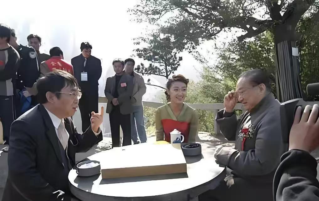 1983年，金庸设家宴招待聂卫平，席间，保姆端上15只大闸蟹，聂卫平豪爽地吃掉1