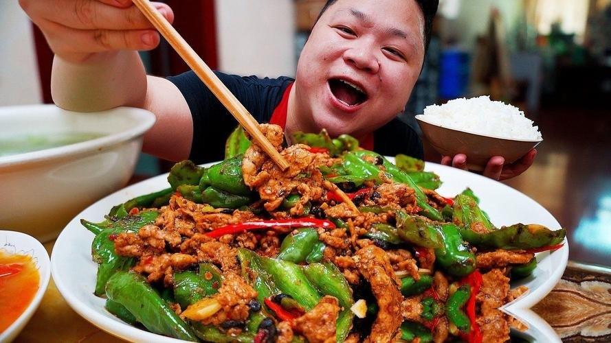 结婚后要想家里没硝烟，男人最好学会主动“背锅”。就拿吃饭这事来说，媳妇嫌婆婆做