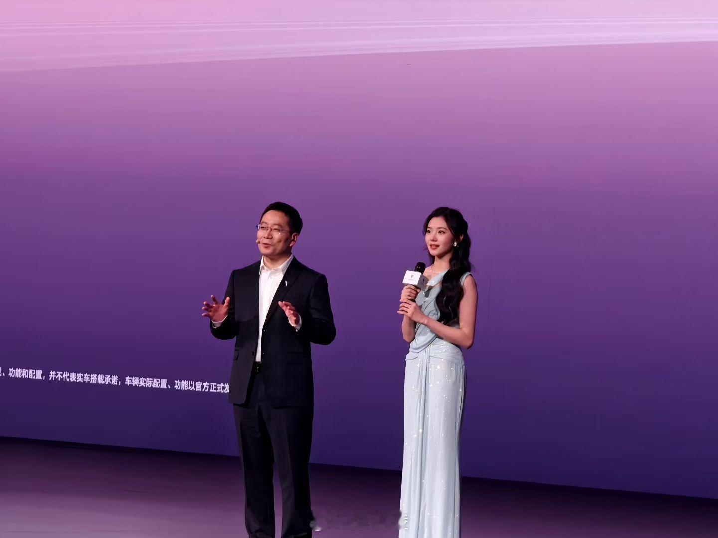 刘浩存晚上竟然穿蓝色的，等等，不是深蓝L06代言人，深蓝L06后面还有品牌大使，