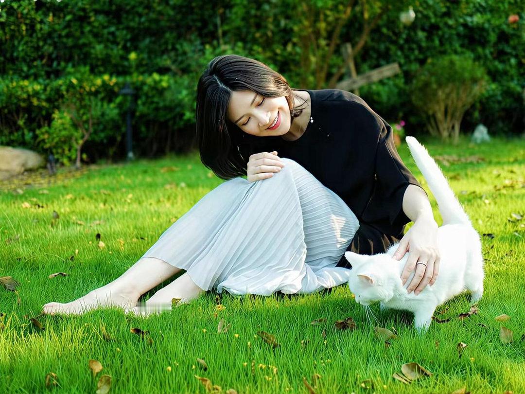 童蕾赤脚漫步草地拍摄写真，自在随性，清新氛围感拉满。