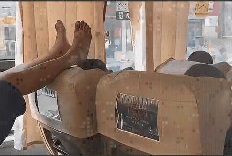 此刻这位少年不放怕挨打放了怕丢人内心有点纠结