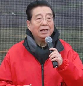 87岁的他拿着每月八万的高额收入，本来就已经该安享晚年的，却被迫常年奔波跑商演维