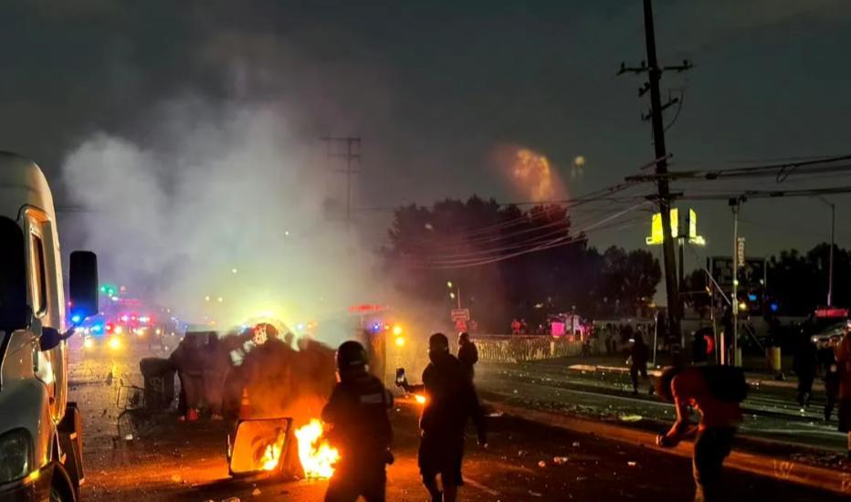 继洛杉矶之后，纽约也开始热闹了，超过20人被捕。有人问了，美国民众不是有枪吗，怎