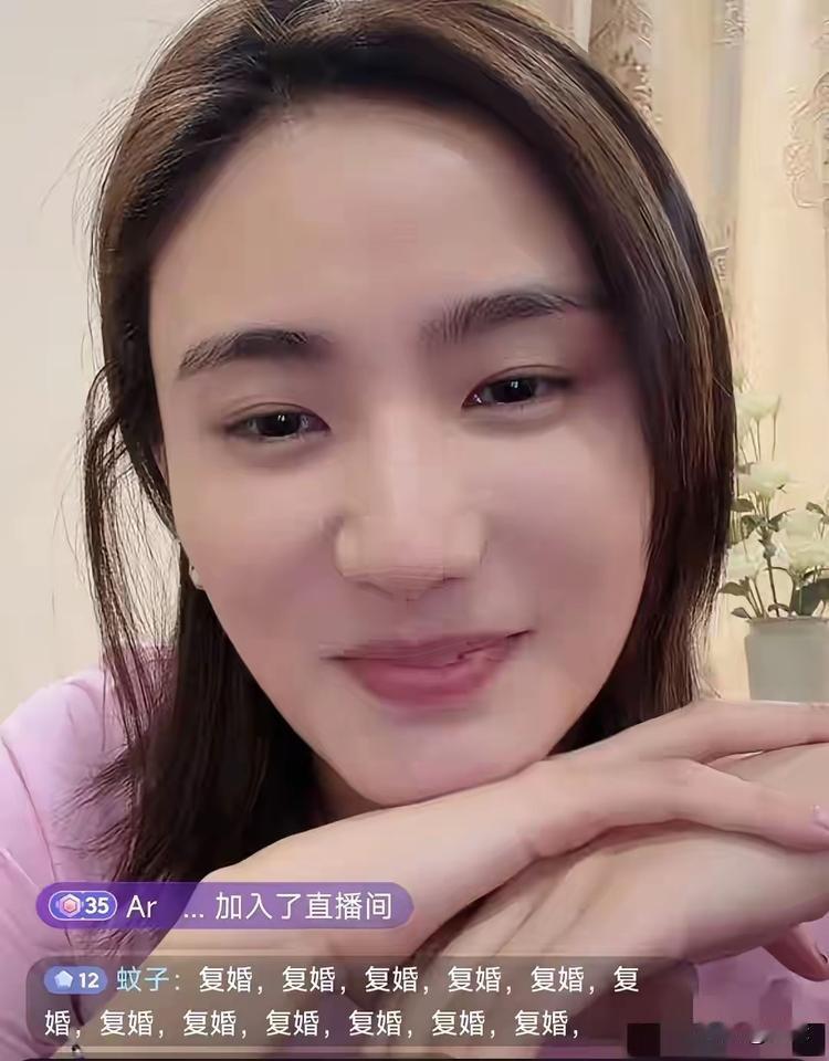 李亚鹏翻红，现在最开心的人，就是前妻海哈金喜吧！海哈金喜开播几万人在线，她一脸