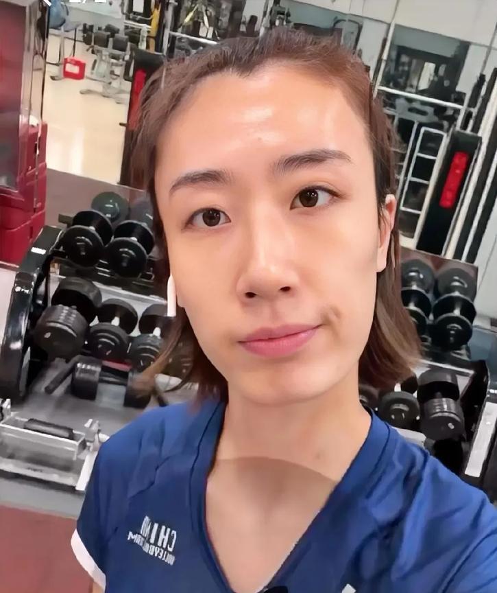 王媛媛回家就开始训练，这么自律的运动员，还不优秀吗。原来在香港站对阵意大利女排
