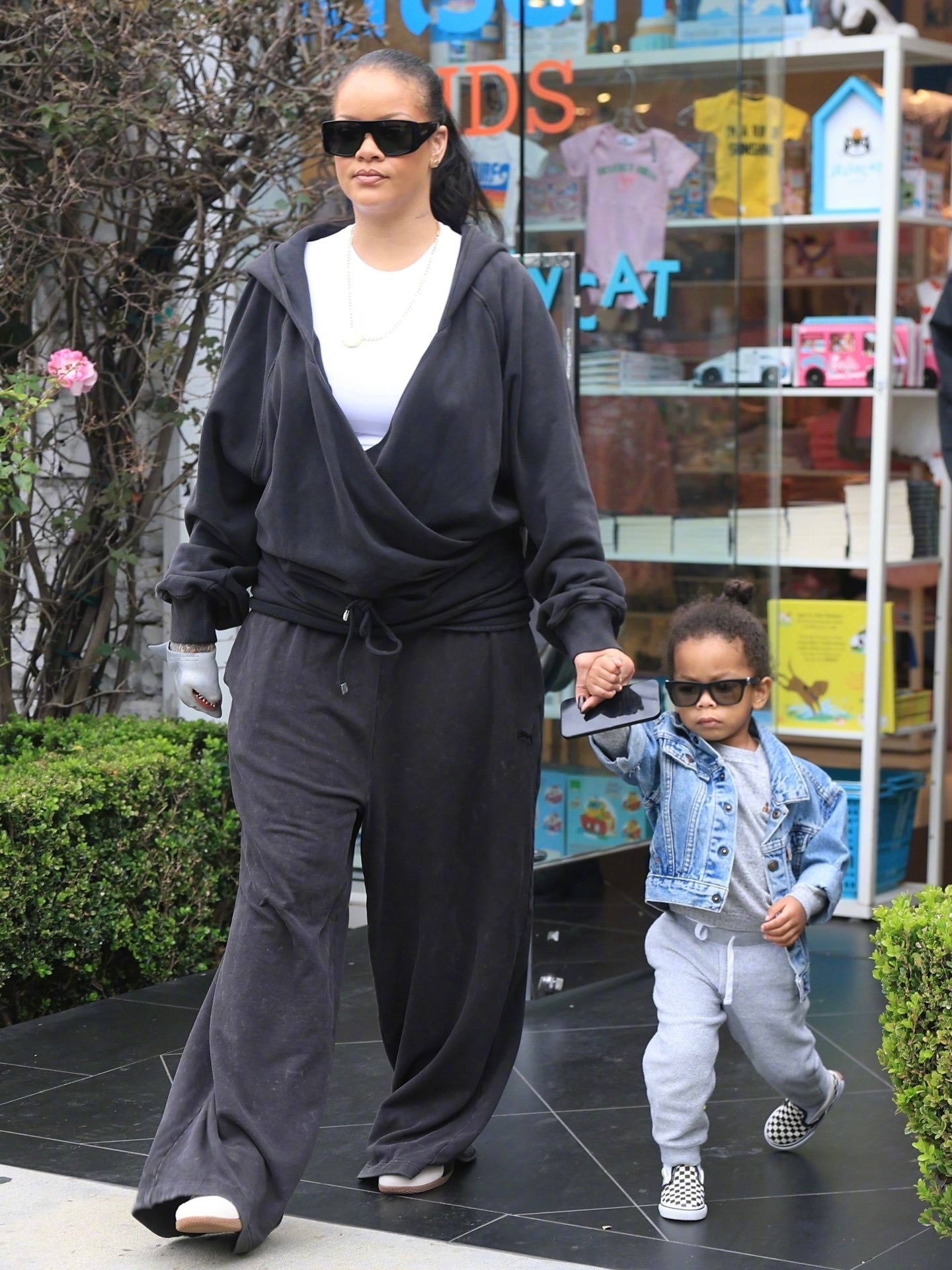 过年了，山东天后蕾哈娜带着老二出门买玩具。麻麻比儿子玩的开心😃，老二真的是个