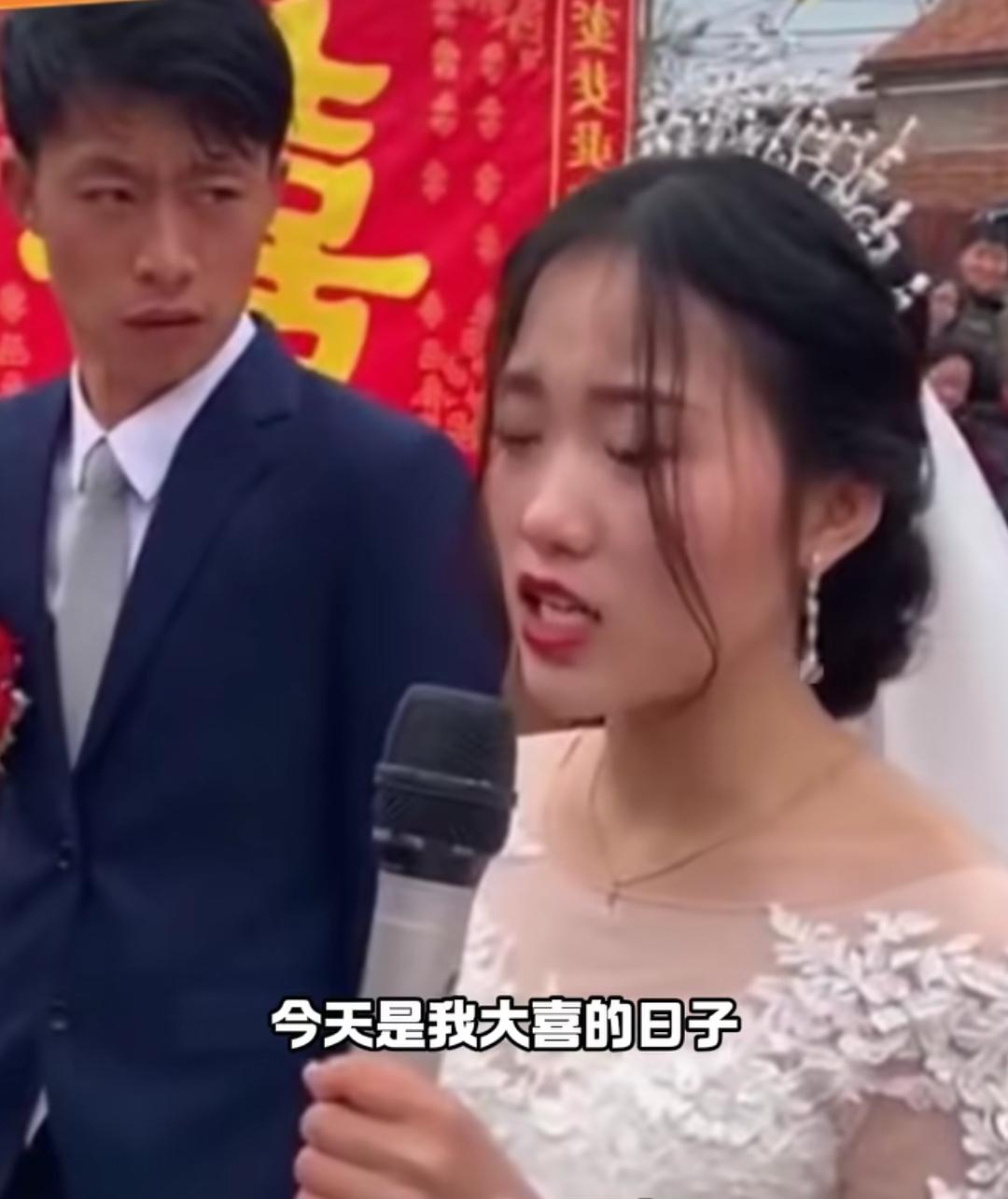 新娘婚礼现场突然发飙，啥情况啊？原来是之前商量好的，改口费8000，现场变成了8