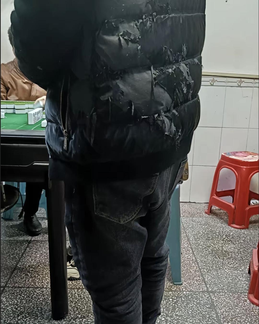 一位开网约车的中年男人我认识五年了。他冬天不是穿开裂皮衣，就是裹着露絮的棉袄，天