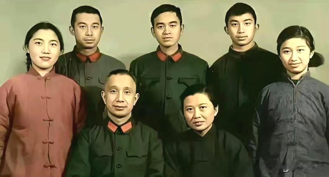 这是粟裕将军的全家福，将军一身朴素军装，家人衣着简单大方，没有半点奢华。将门家风
