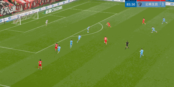 刘若钒光想着自己射门过瘾了，要是给武磊，这个球多数有机会转化成进球，这也是刘若钒