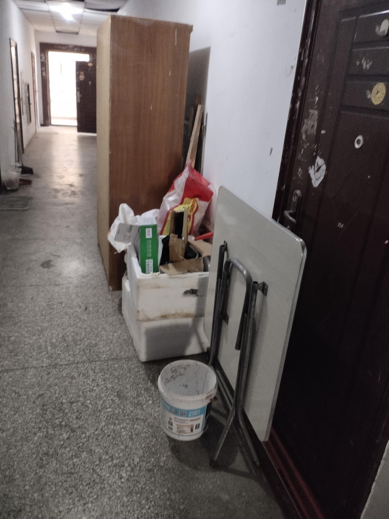 我家对门真是臭不要脸，因为我买的房子小才二十平，冰箱没地方放。就把冰箱放走廊里了