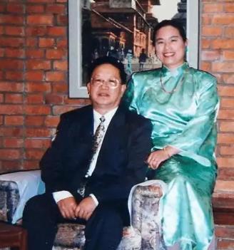 2005年，中国驻尼泊尔外交官朱敏退休后，瞒着子女，带着妻子连夜离家，从此杳无音