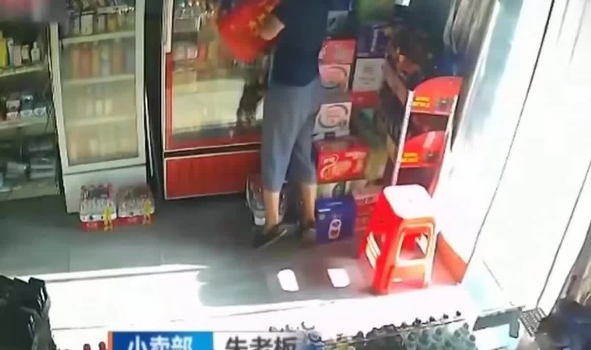 安徽合肥，一女子经营的便利店，被人举报售卖假烟，女子信心十足，让执法人员随便查，