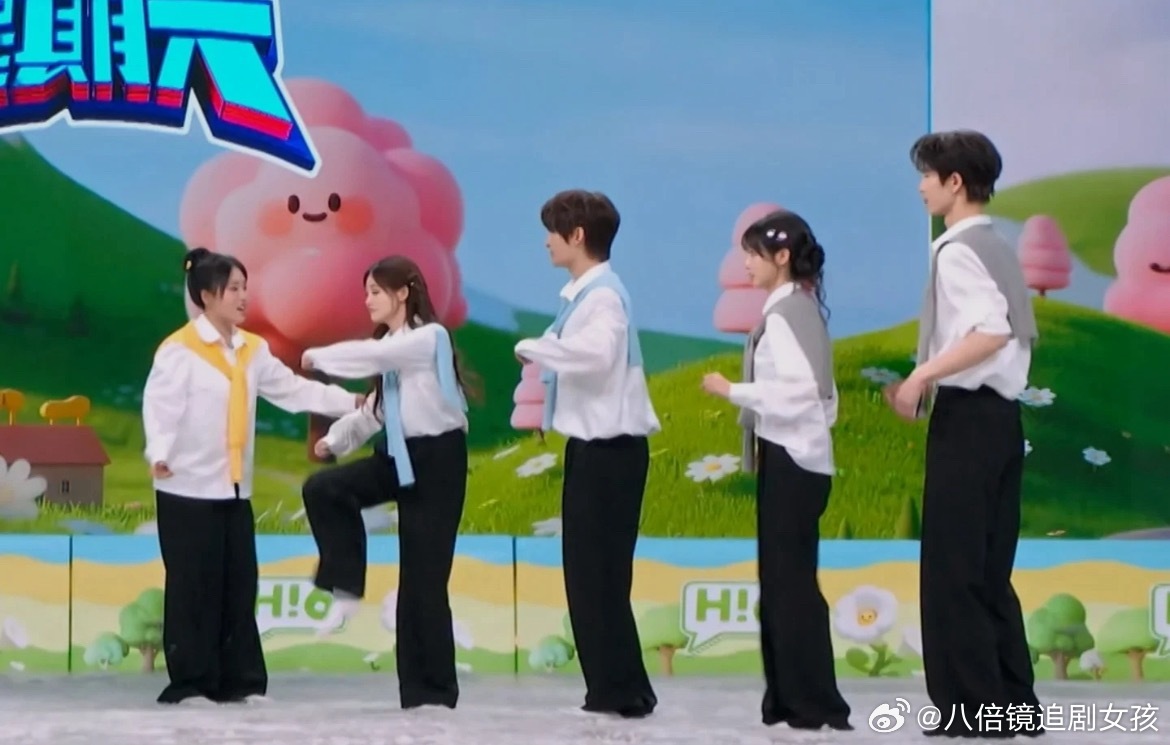 谁来懂一下这五个人身高差的好笑程度…昨晚这期策划得一般般，这是我为数不多看见就爆