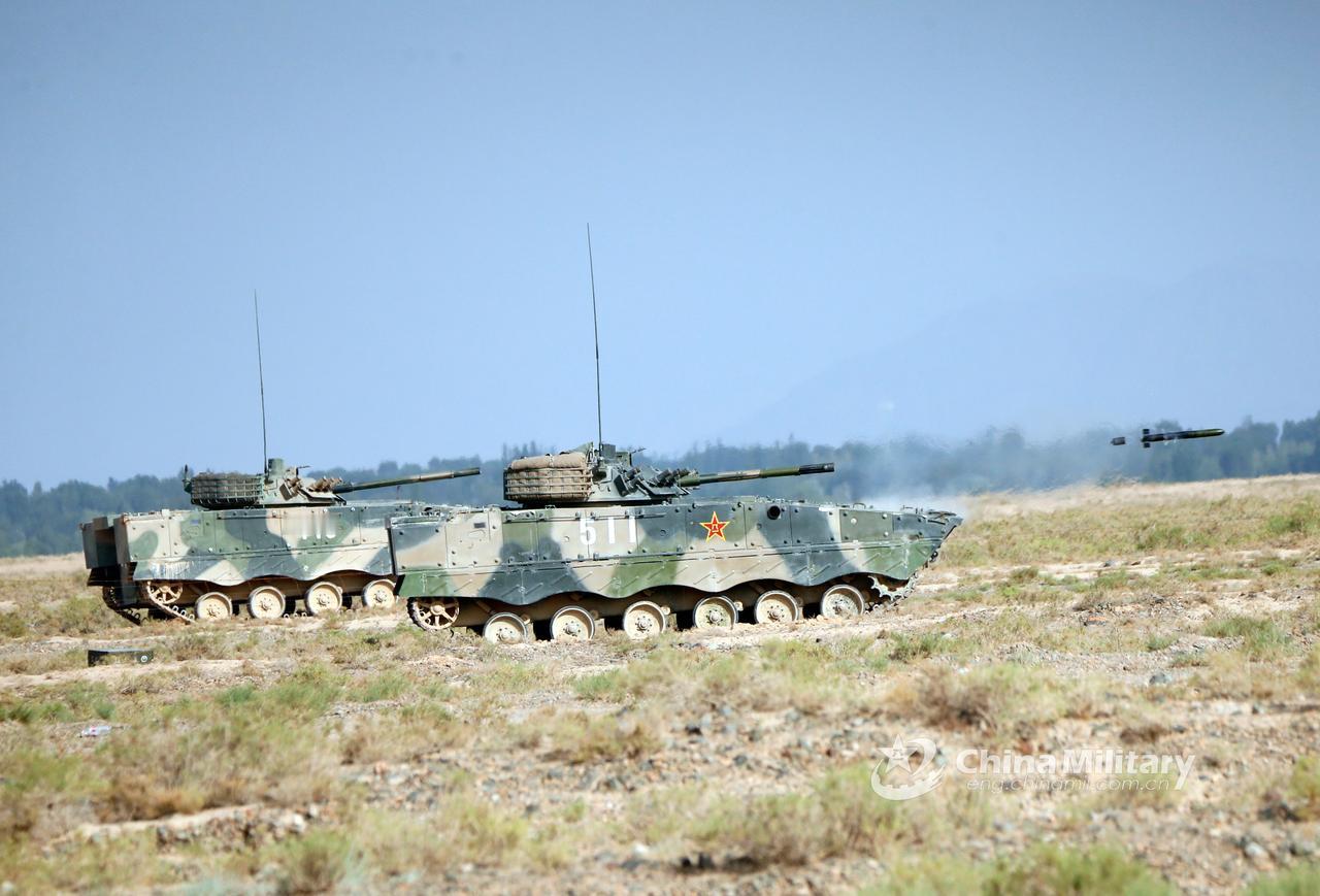 比较少见的04式步兵战车发射炮射导弹的照片——ZBD-04是中国2004