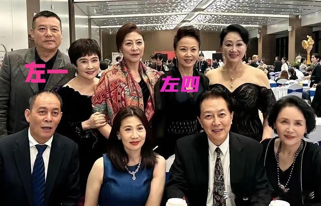 老艺术家们大合影有两个不认识第二排左一和左四分别是谁？